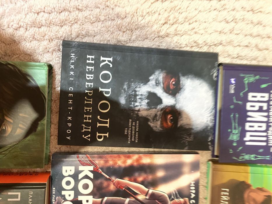 Приховані малюнки, усі в моїй родині вбивці,лисяча нора, тінь у жариві