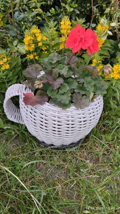 Кашпо з штучного ротангу.