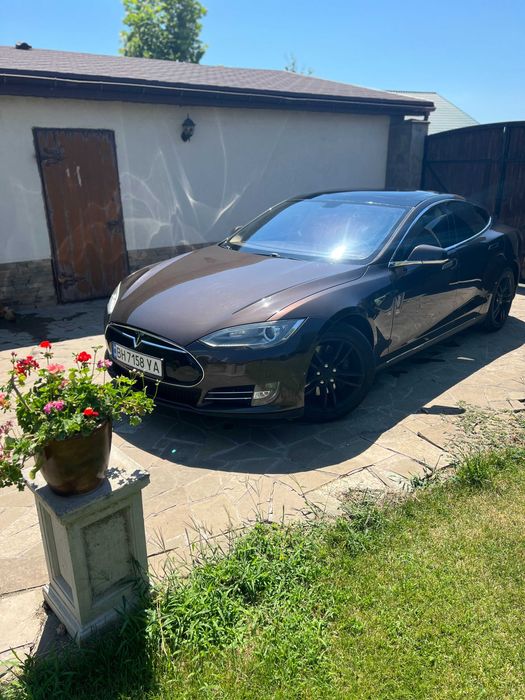 Tesla model S 60кВт 2013
