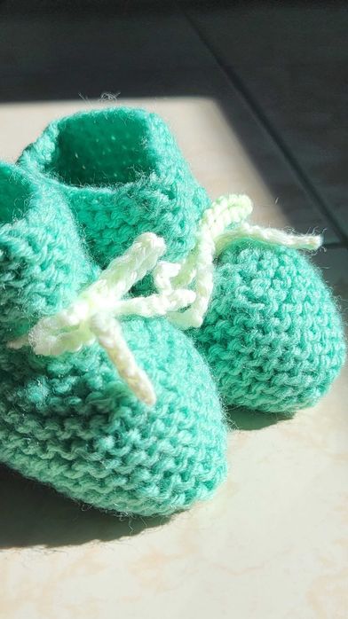 Meias / Sapatinhos de Bebé em Lã Antialérgica feitas à Mão