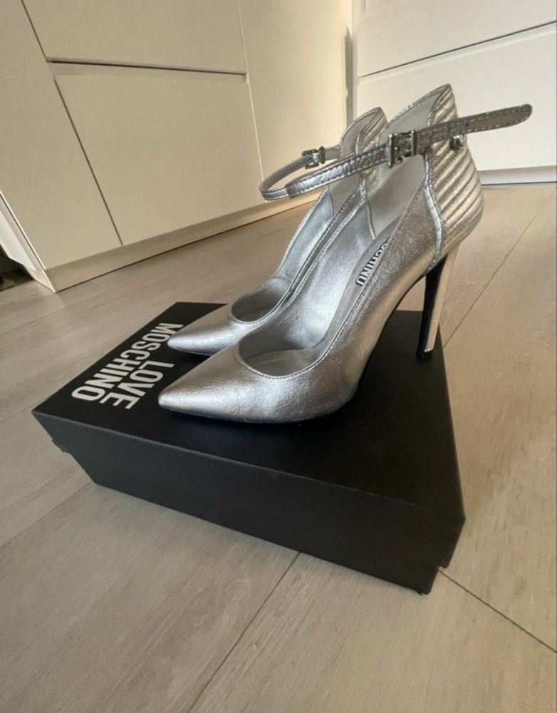 Szpilki love Moschino
