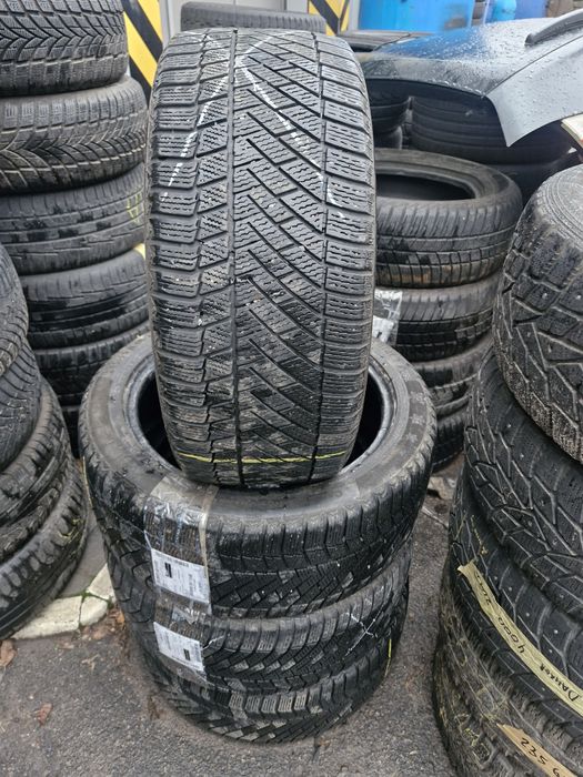 Шина гума 245 45 18 контік