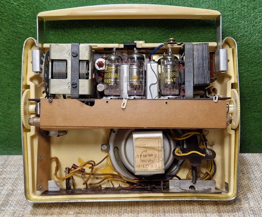 Stare radio Szarotka z zasilaczem