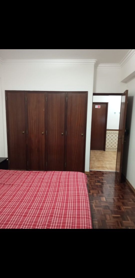Aluga-se quarto apenas "MULHERES".