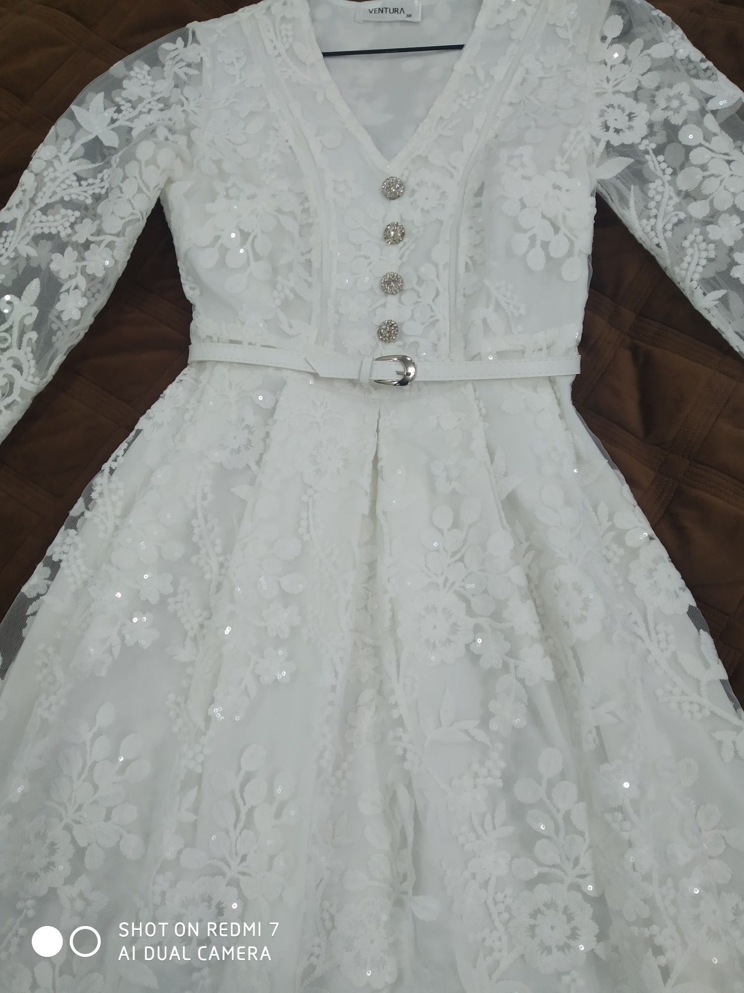Нарядне біле плаття, ромір 42-44, довжина міді.