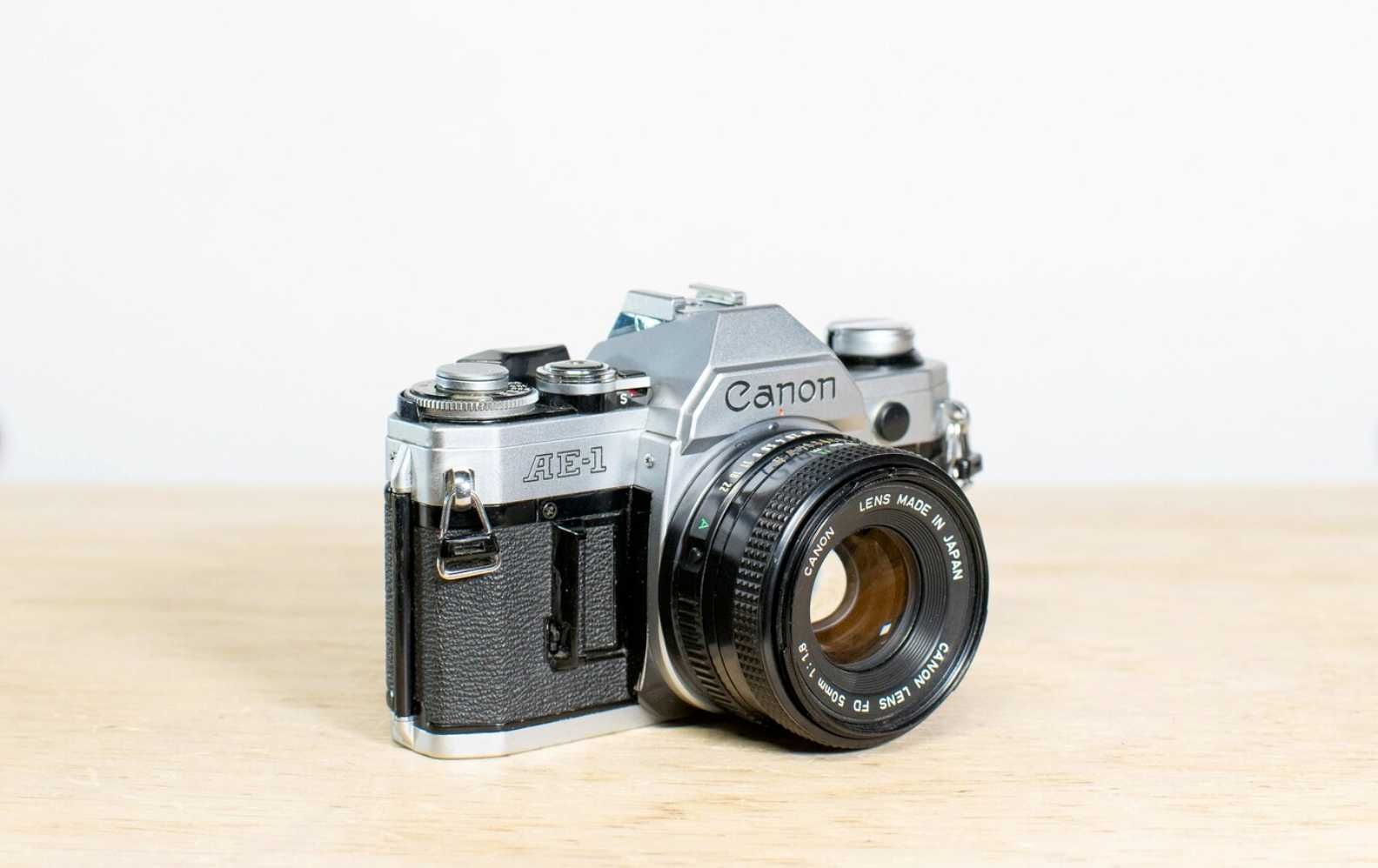 Canon AE-1 + Canon FD 50mm f/1.8 Prime - (testada e limpa)
