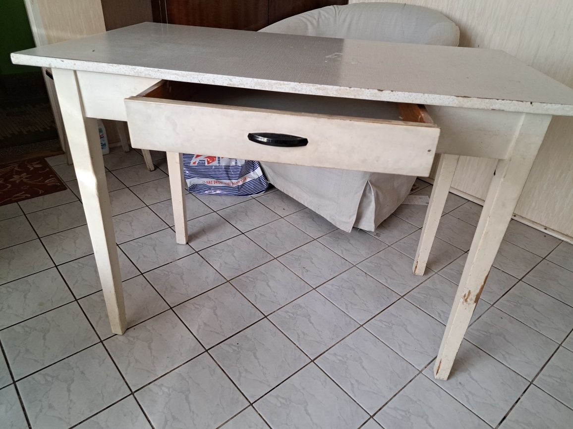 Stół kuchenny z PRL.
