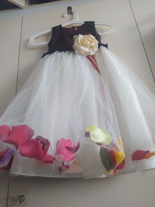 Cudownie tańcząca sukienka z płatkami kwiatów 4-6 lat 

Posiada warstw