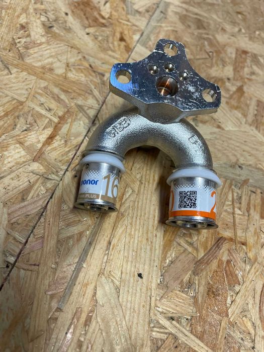 Uponor- kolano naścienne redukcyjne podwójne 20/16