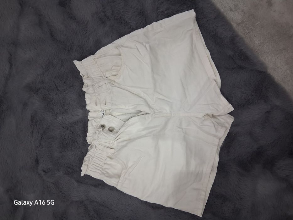 Białe krótkie spodenki sinsay rozmiar 36