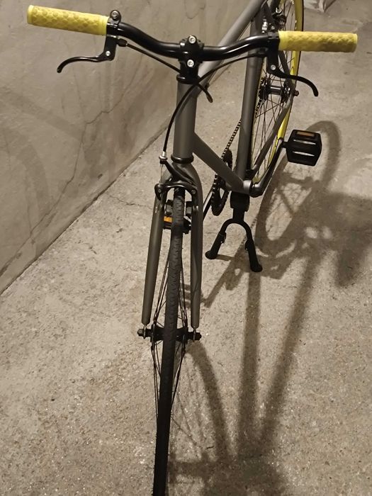 Bicicleta lindíssima com rodas com aros especiais:oferta acessórios