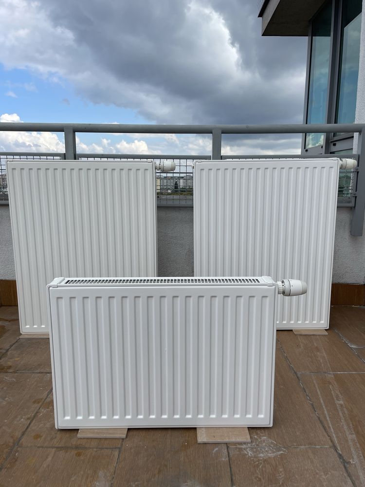 3 Grzejnki panelowe z glowicami termostatycznymj Danfoss