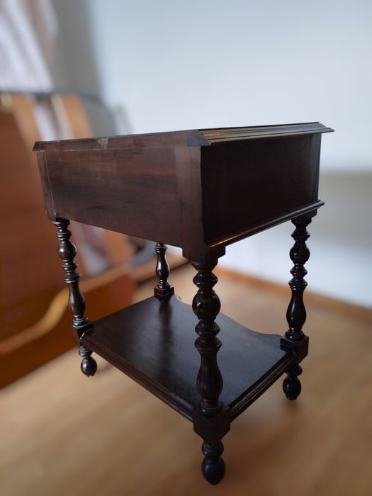 Móvel/mesa cabeceiral em madeira Cerejeira