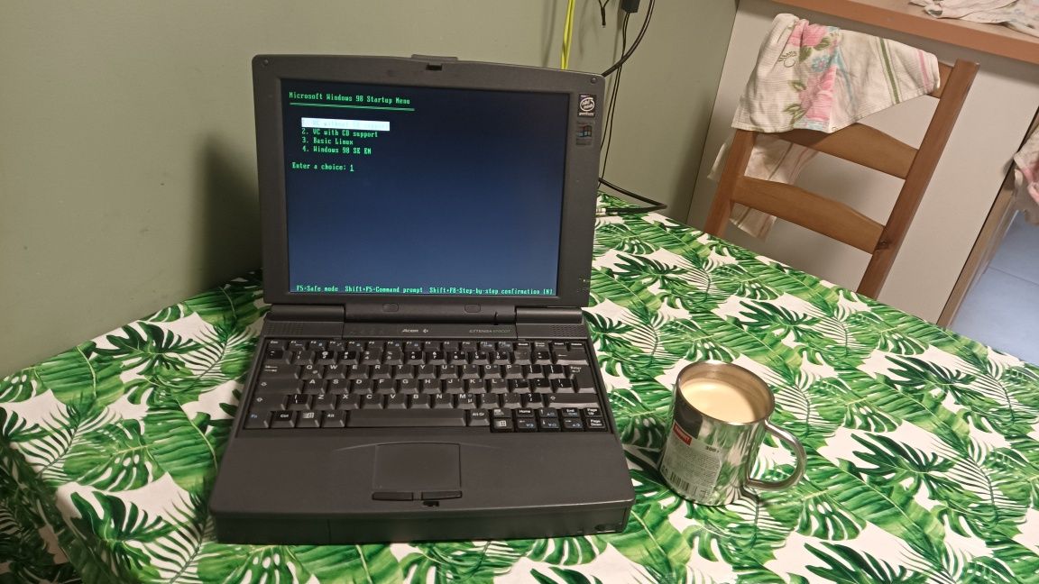 Zabytkowy laptop z lat 90ch, Acer Extensa 670CDT