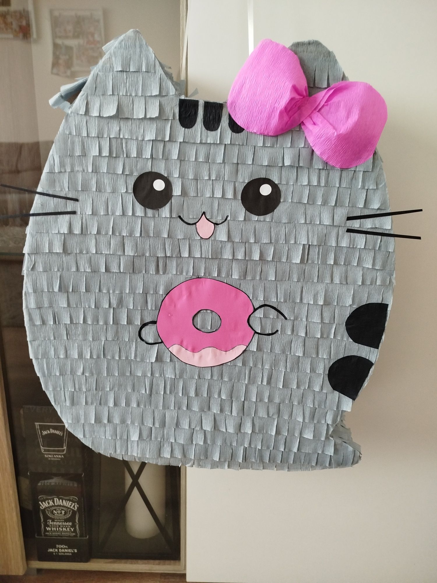 Duża piniata kot pusheen z pączkiem
