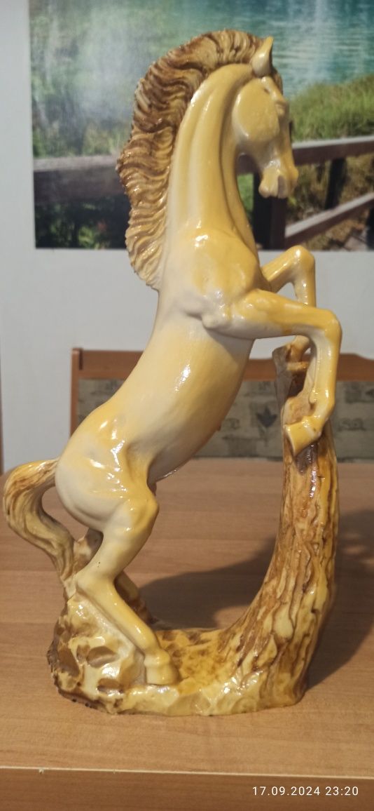 Figurka konia z alabastru