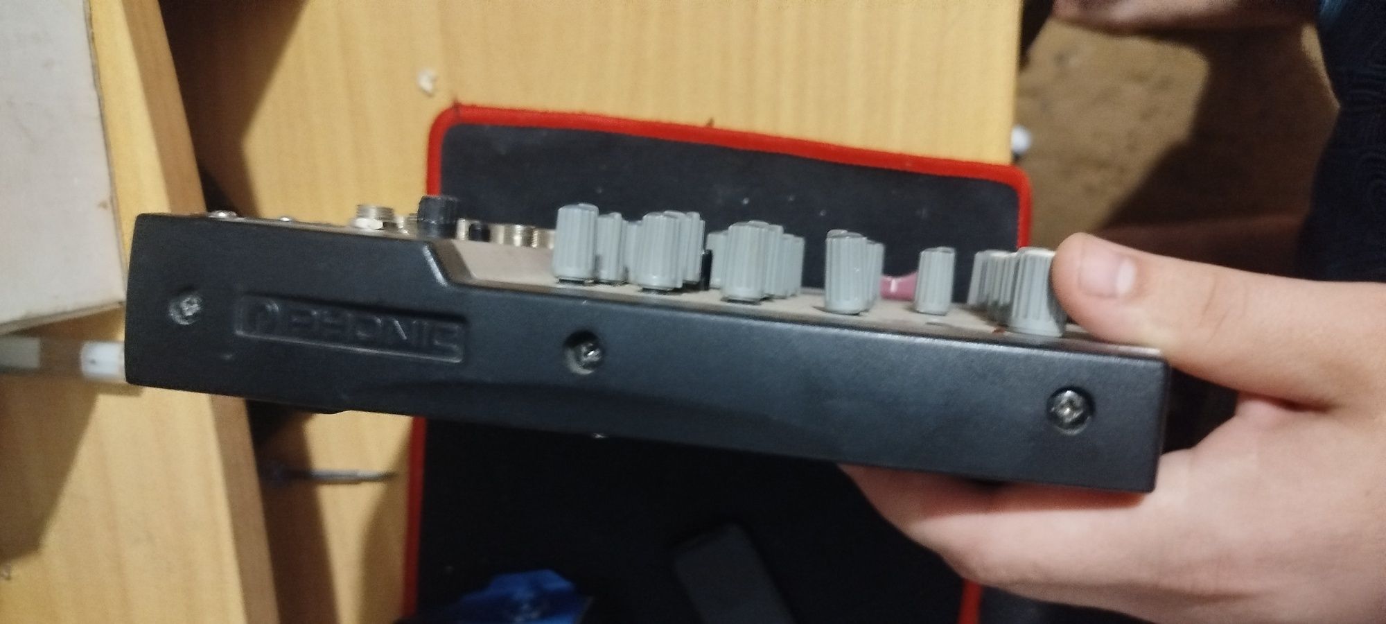 Продаю микшерный пульт Phonic AM220