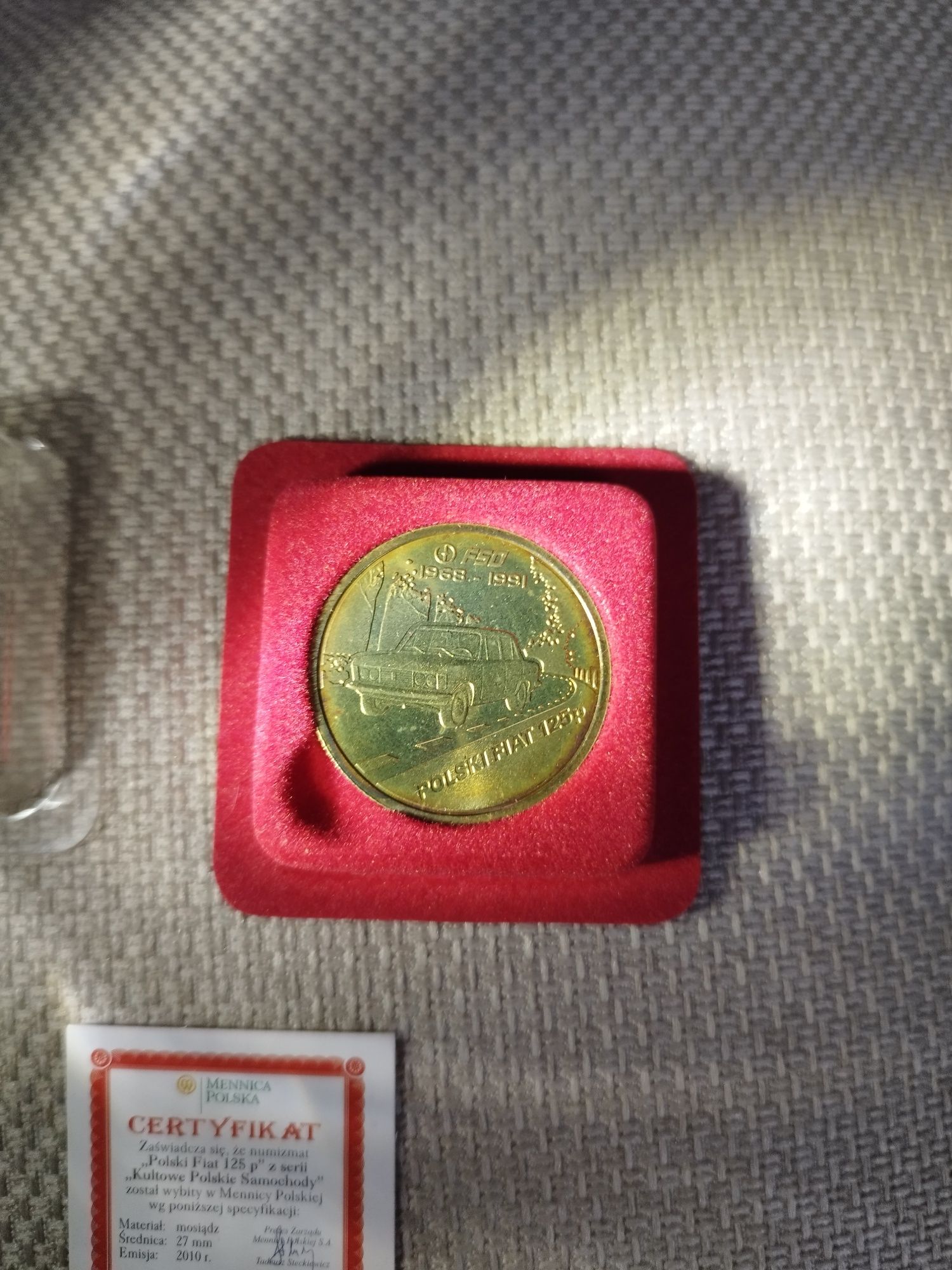 Moneta kolekcjonerska z serii Kultowe Polskie Samochody Fiat 125p nisk