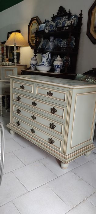 Linda Comoda pintada