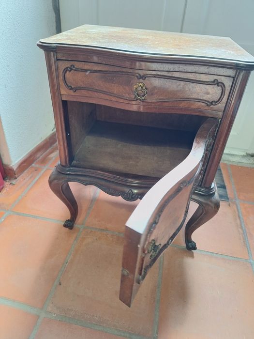 Conjunto de mesas de cabeceira antigas