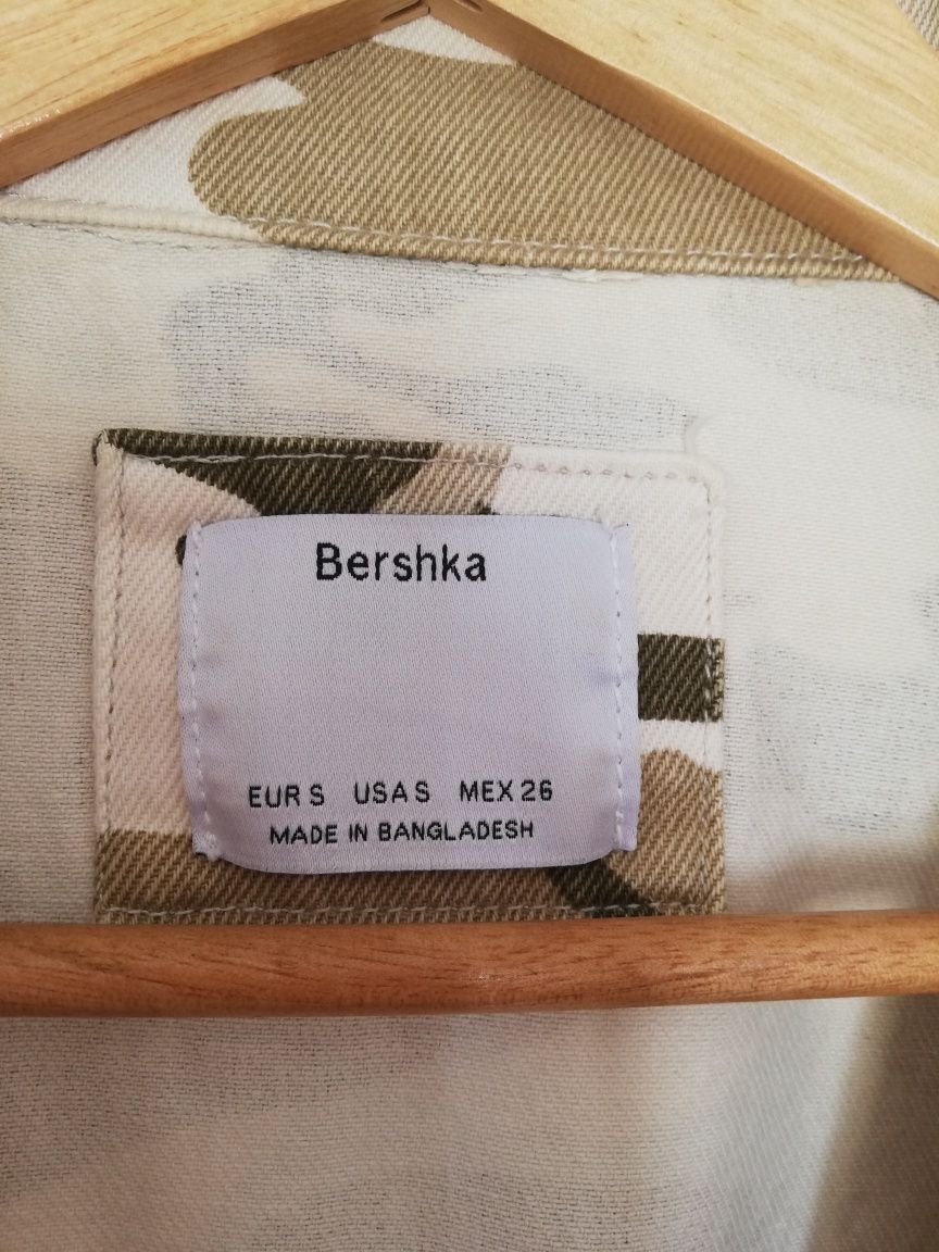 Casaco padrão camuflado Bershka tamanho S