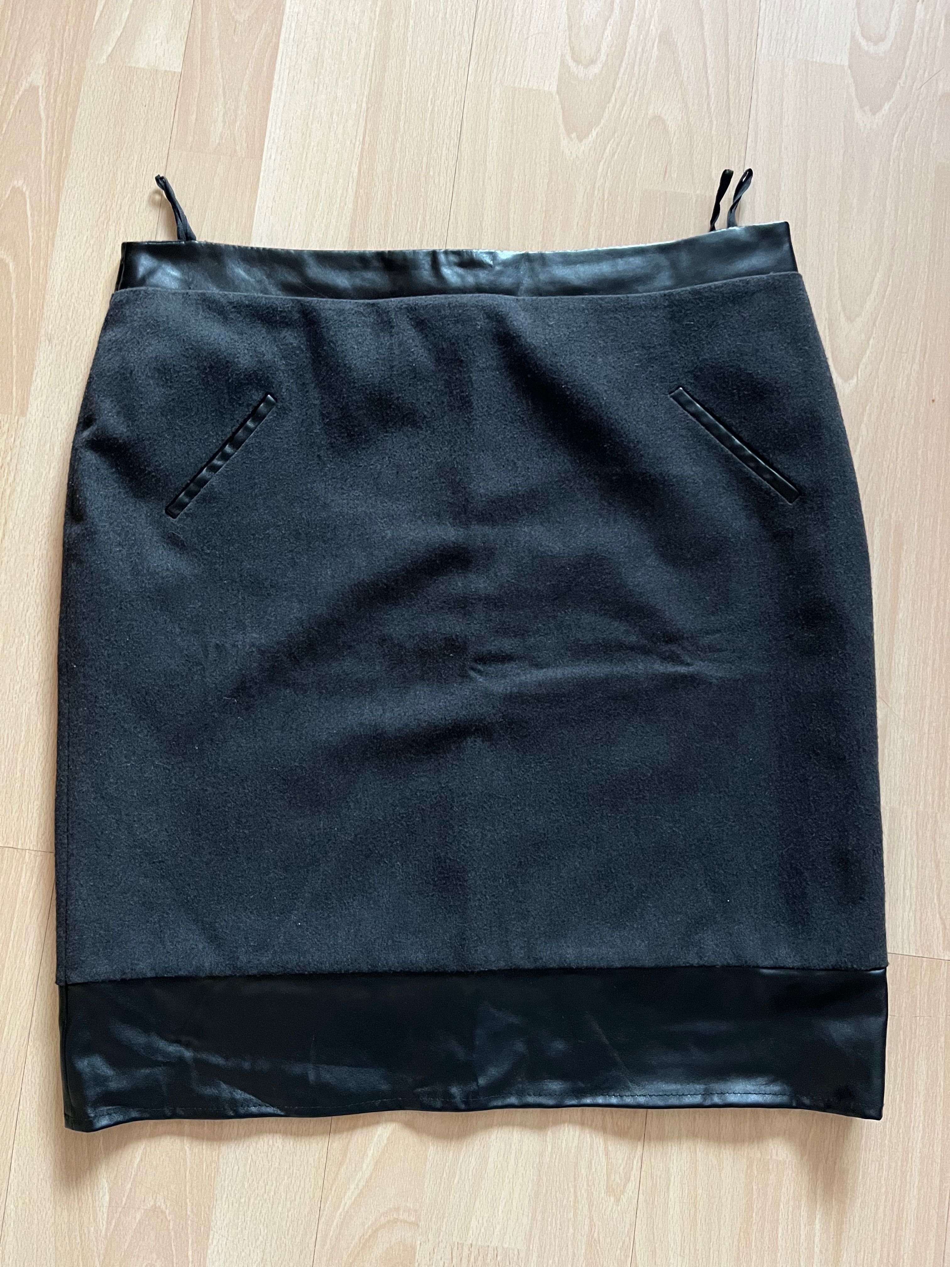 Czarna spódnica z dodatkami eko skory