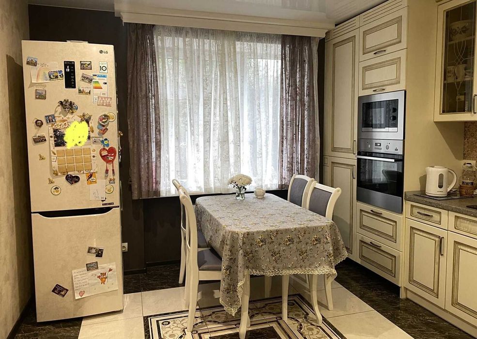 Продаж 3-кімнатної квартири на Виставці, вул. Свободи