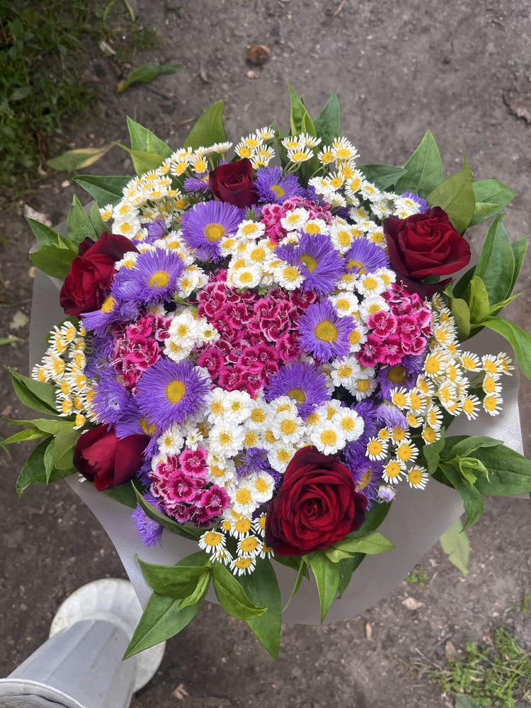 Ромашка, троянди (рози), лілія, гортензія, гіпсофіла на зріз