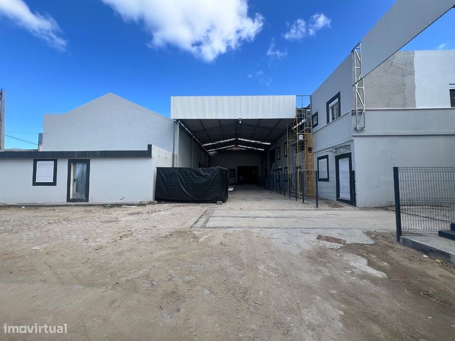 Armazém para alugar inserido num complexo de armazéns em Alhos Vedros