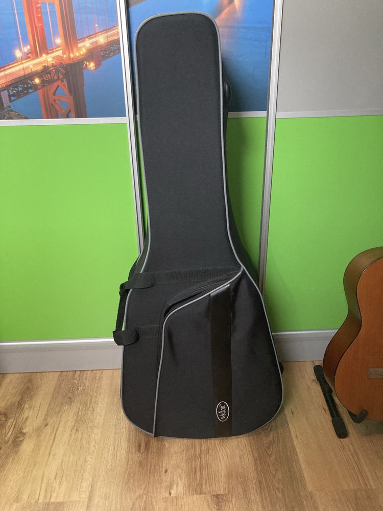 Zestaw gitary akustycznej i case na gitare z stojakiem