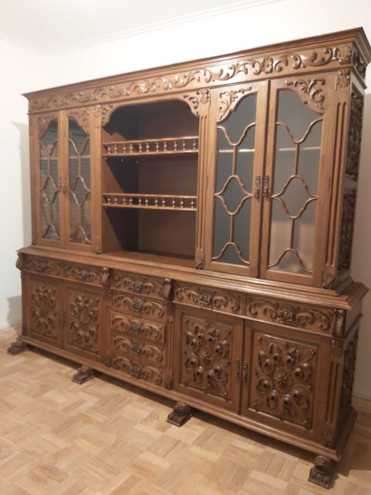 Aparador /Vitrine/Armario clássica em madeira maciça e esculpida.