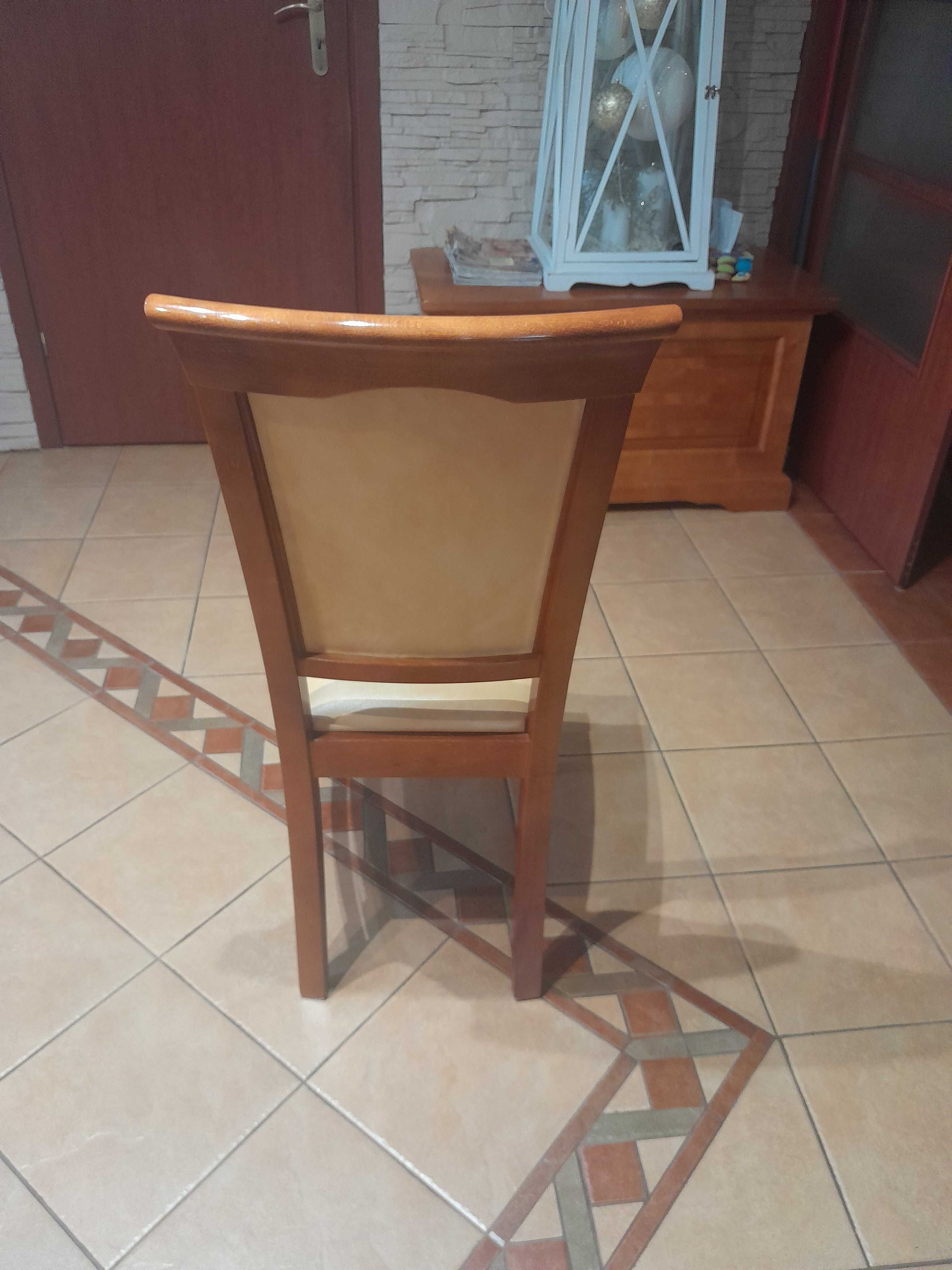 Stół z krzesłami komodą i szafą