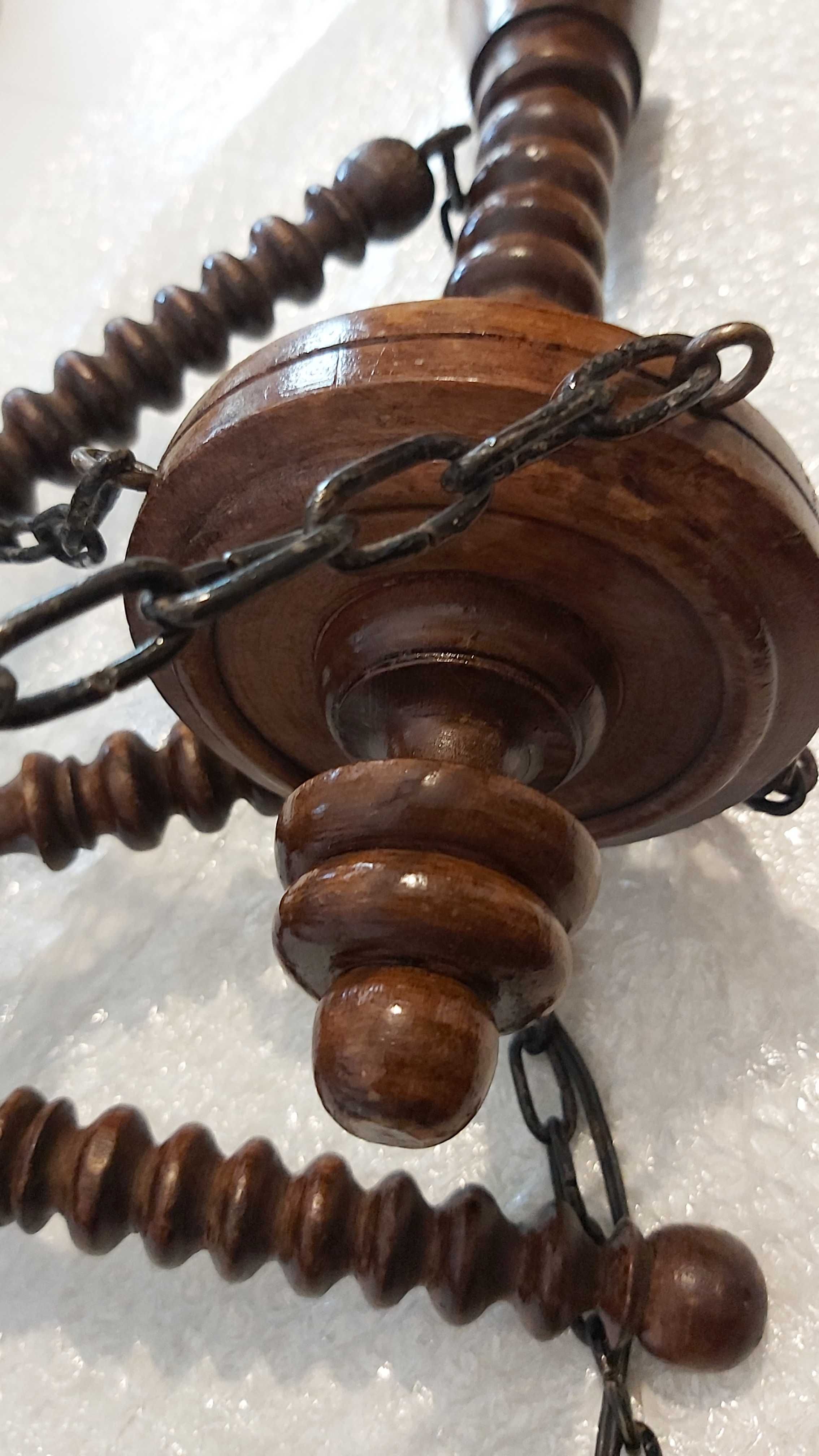 Candedeiro de teto de madeira, links y cristal decorado.