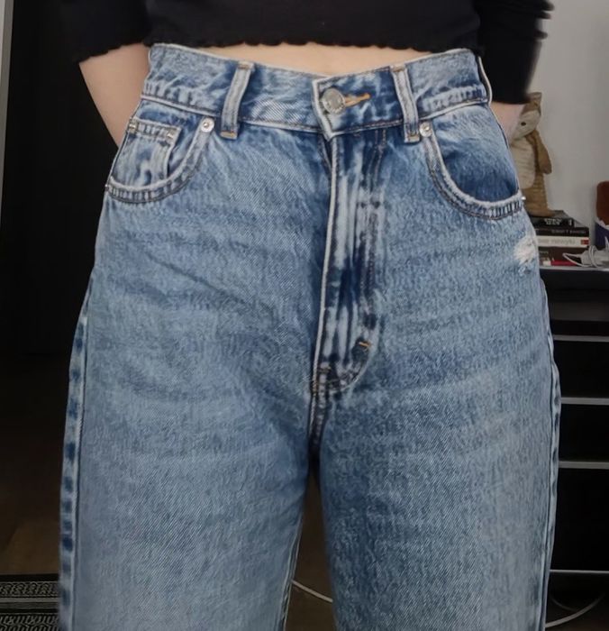 Spodnie z dziurami i wysokim stanem