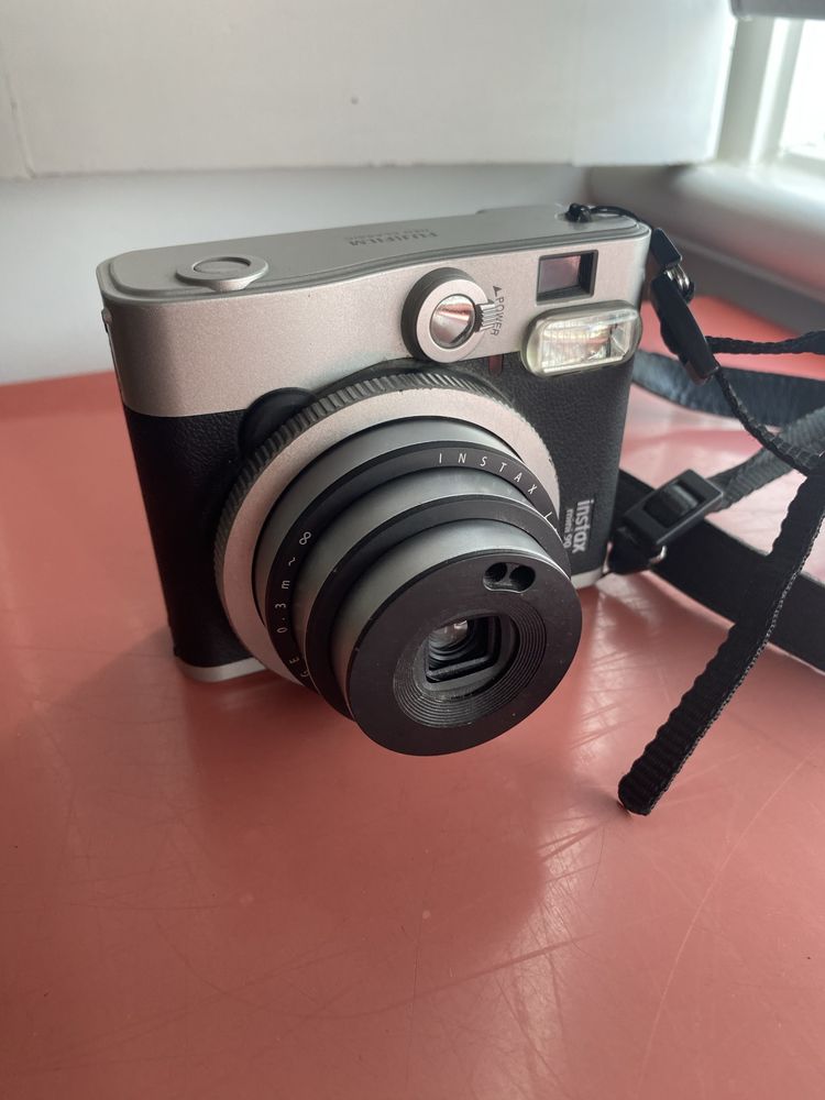 Camera tipo polaroid Fufifilm Instax Mini 90 com Carregador Pentax