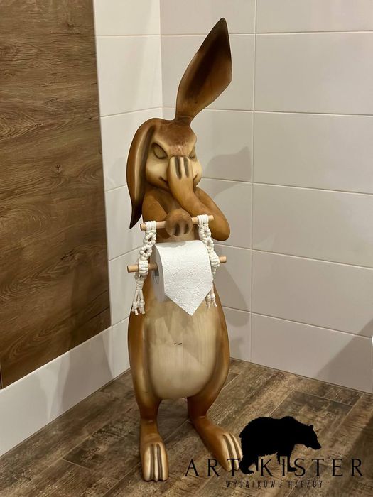 Drewniane rzeźby – wyjątkowe stojaki na papier toaletowy