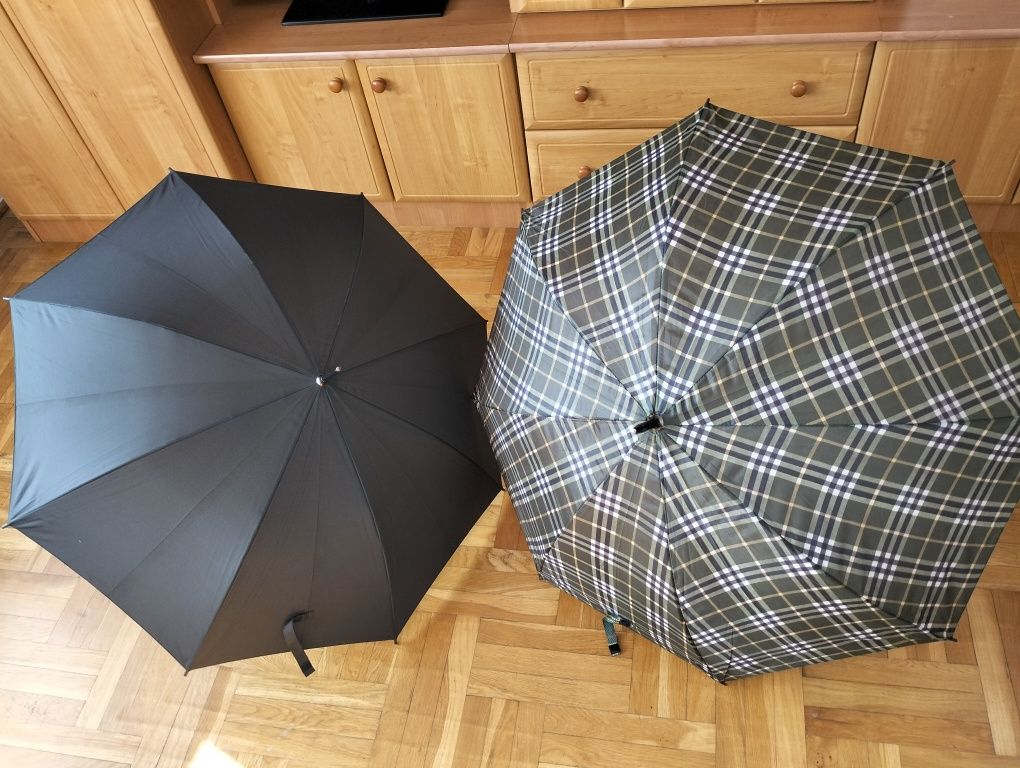 Dwa duże parasole, parasolki laski