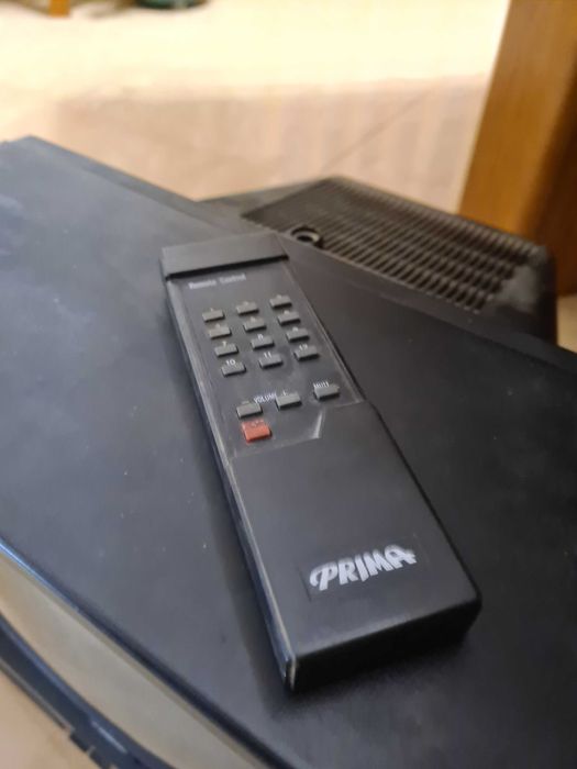 Televisão pequena com comando