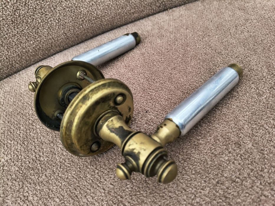 Piękna klamka drzwiowa zabytkowa mosiądz i stal nierdzewna