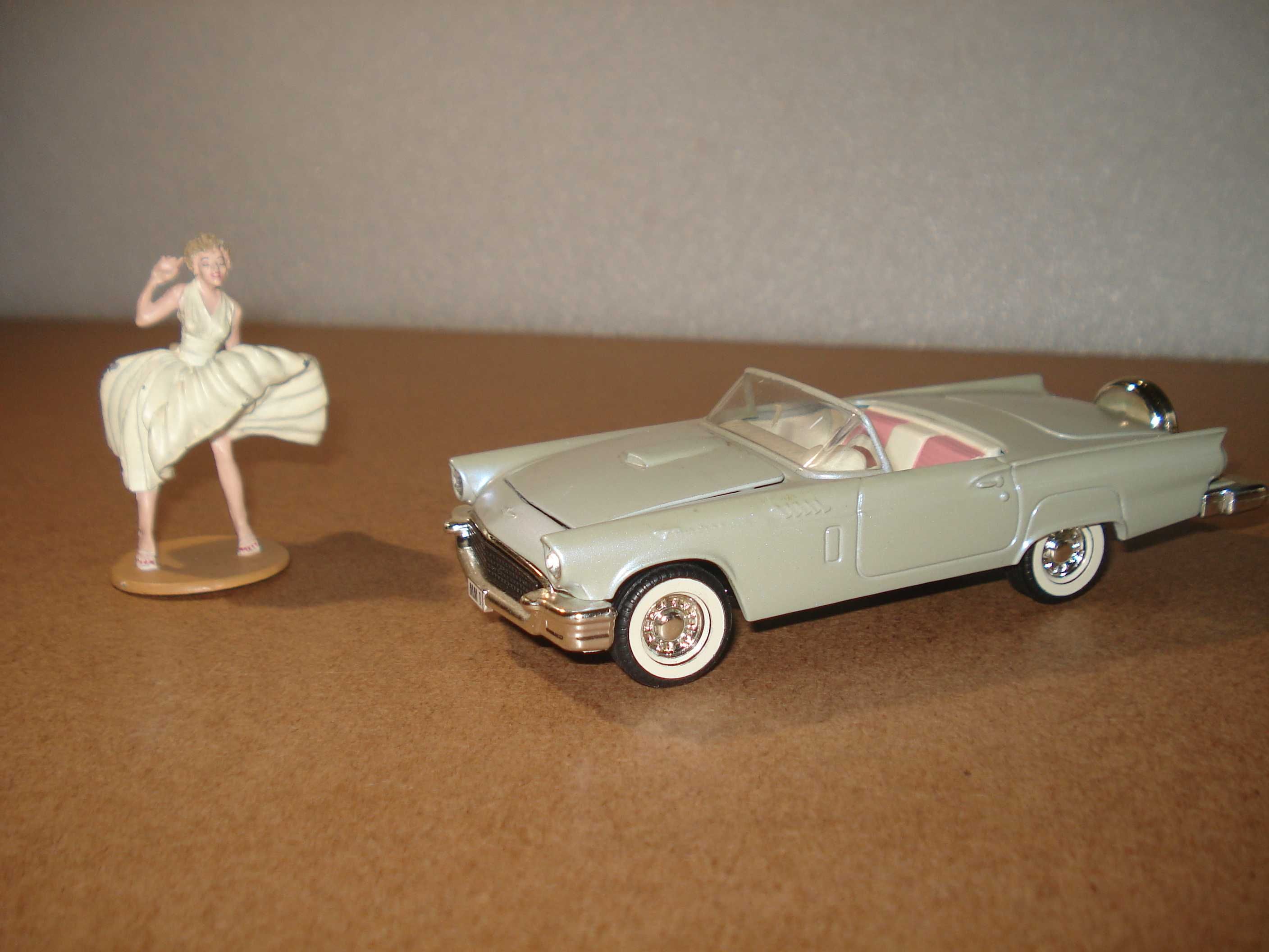 Miniatura Corgi Toys 39902 Marilyn Monroe & Ford Thunderbird