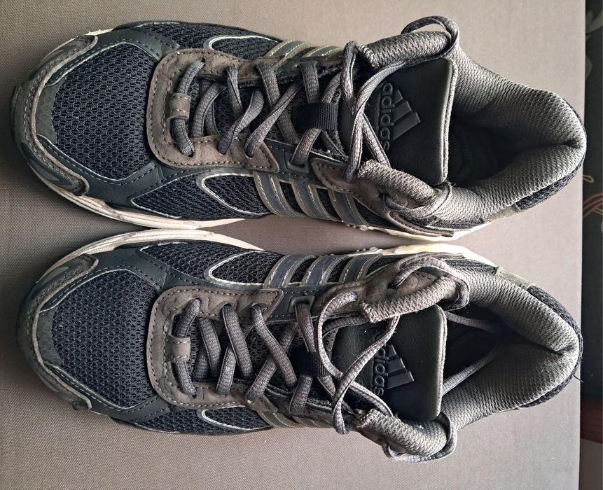 Tenis Adidas cinzentos