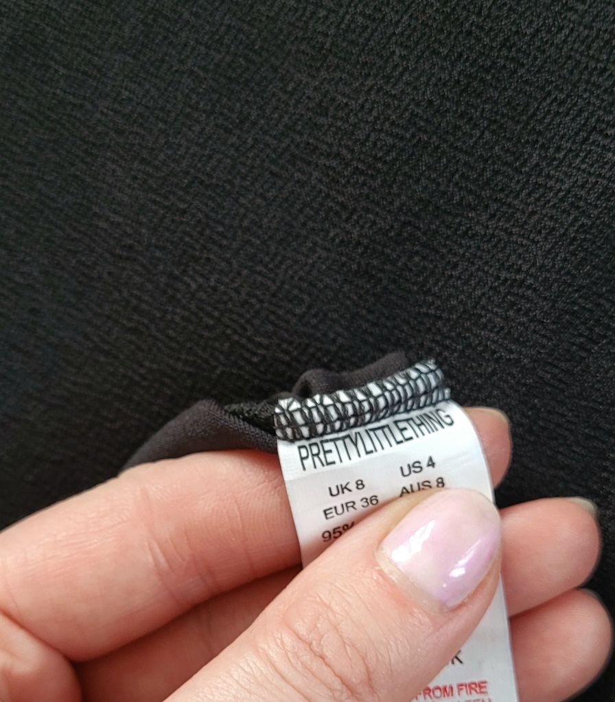 Nowa mała czarna dopasowana ołówkowa sukienka mini z krótkim rękawem