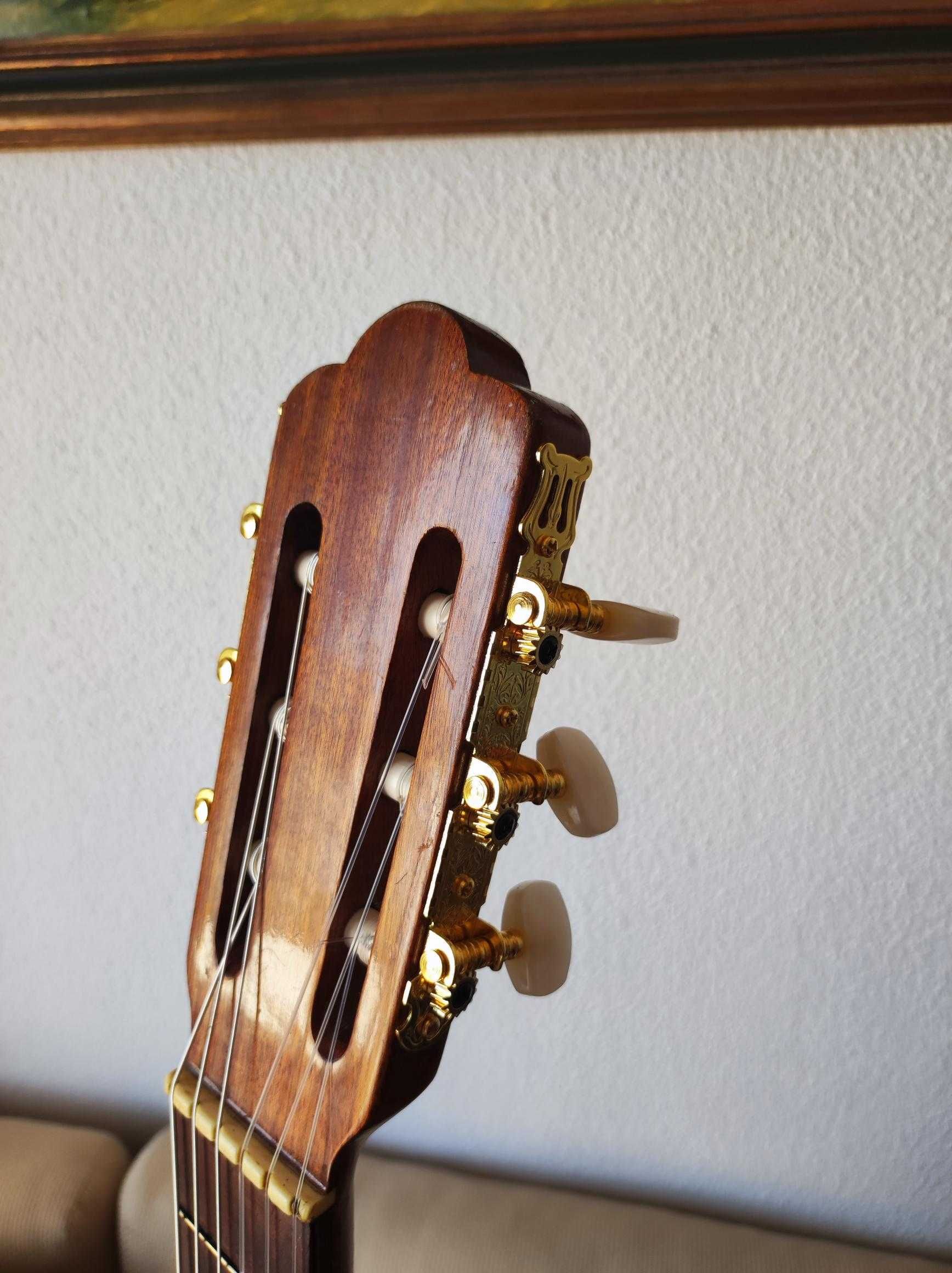 Guitarra flamenca clássica de uma loja de artesanato em Sevilha