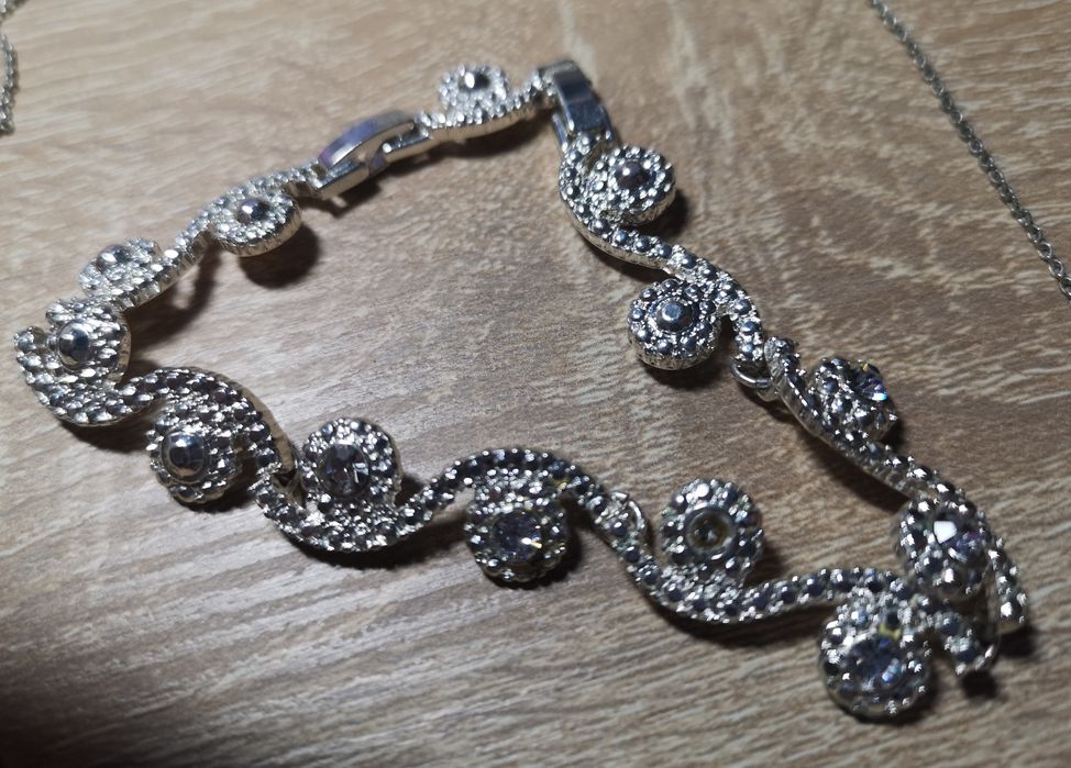 Zestaw biżuterii naszyjnik, bransoletka i kolczyki