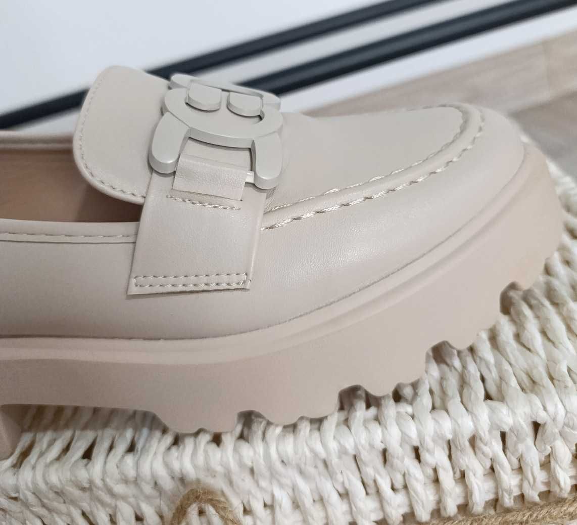 Kremowe loafersy mokasyny na platformie rozmiar 37 24cm