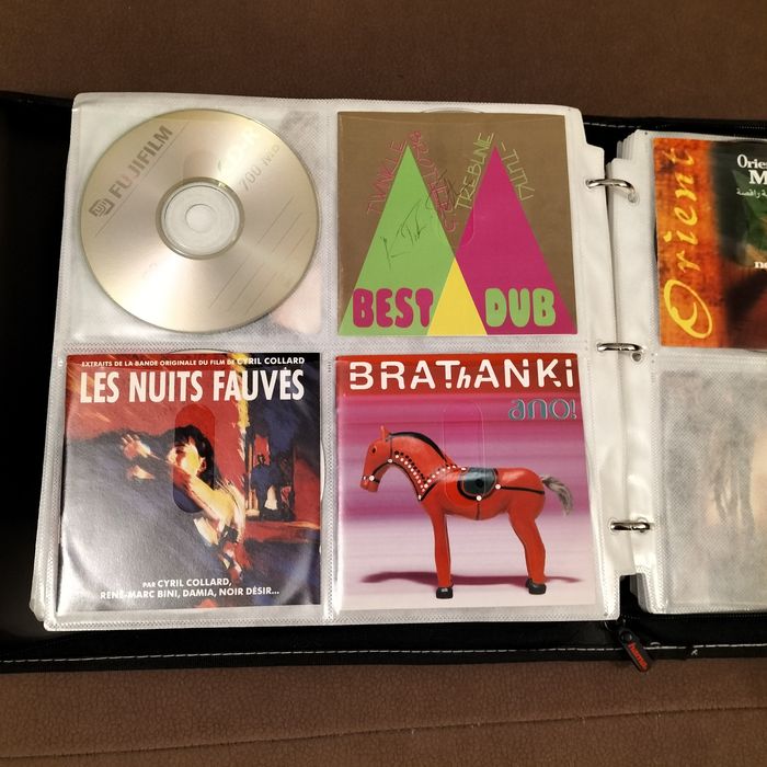 Płyty CD z przeróżną muzyką w albumie - pokrowcu - teczce