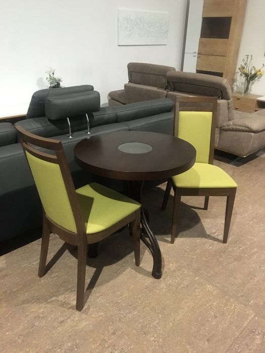 Столик круглий  з кріслами.