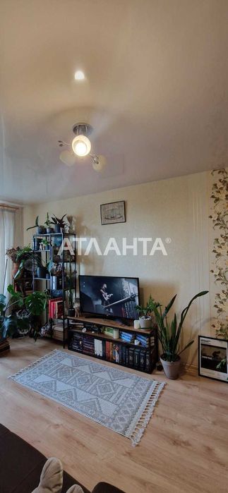 Просторная комната с ремонтом. Кухня  и санузел на двоих