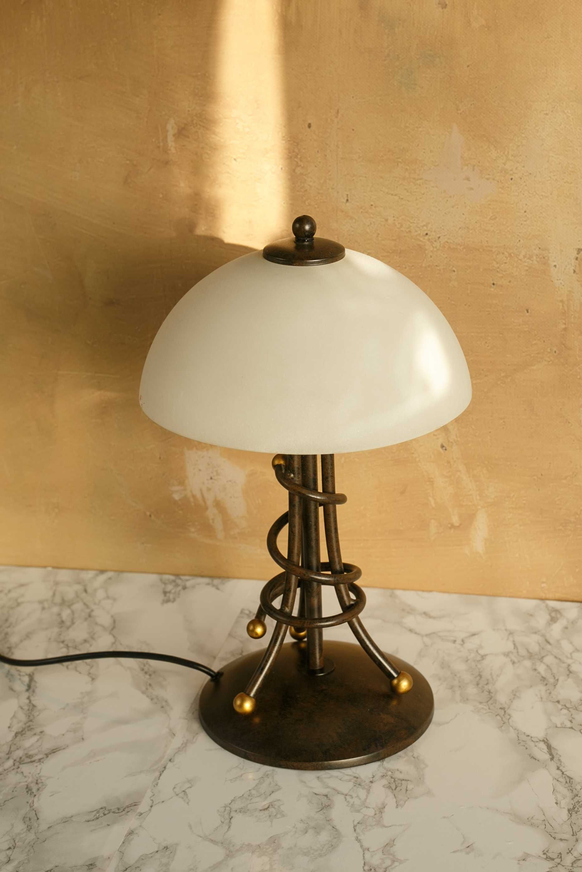 lampa grzybek Wofi Leuchten na metalowej nodze vintage