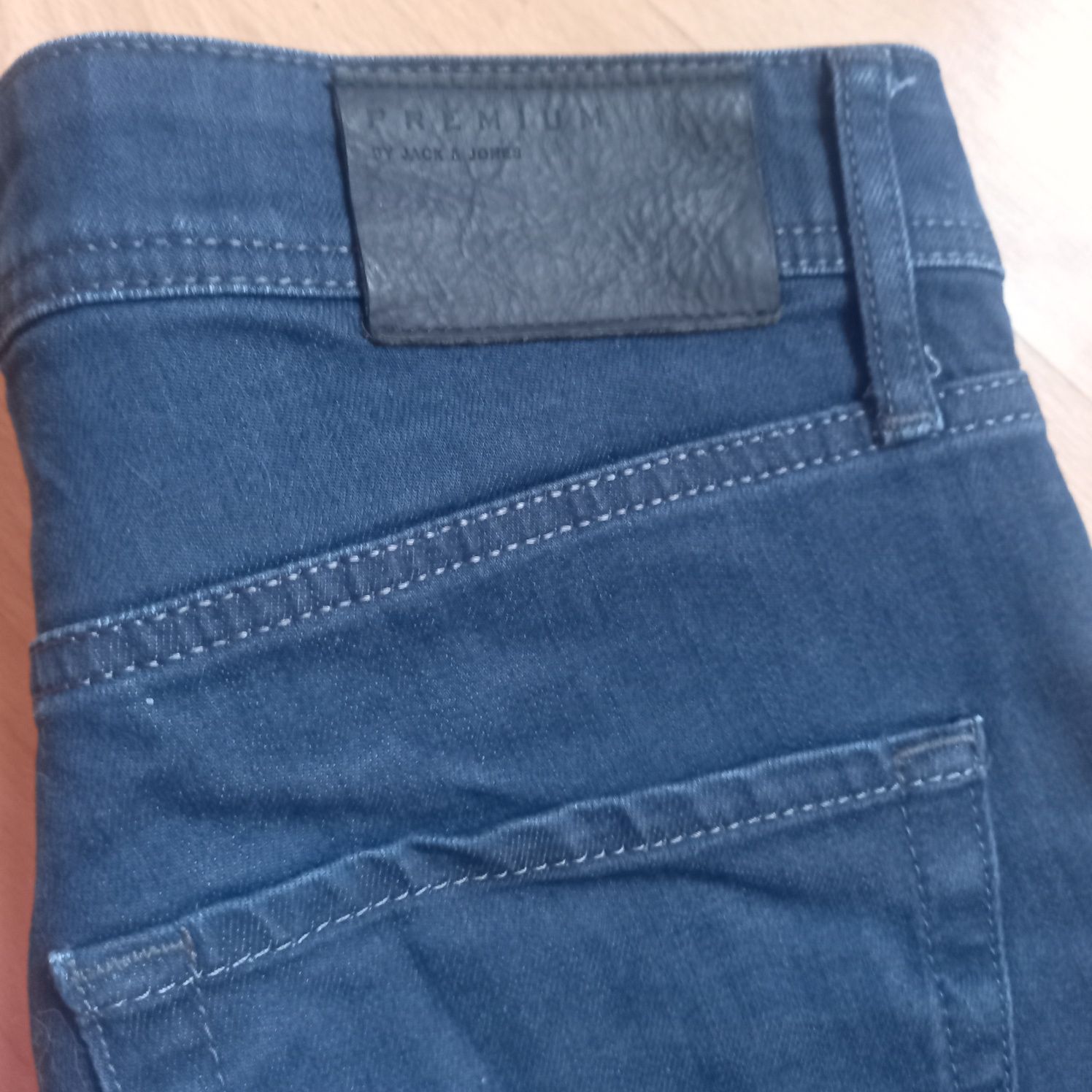 Spodnie jeansy jack & Jones męskie chłopięce 30 jak nowe